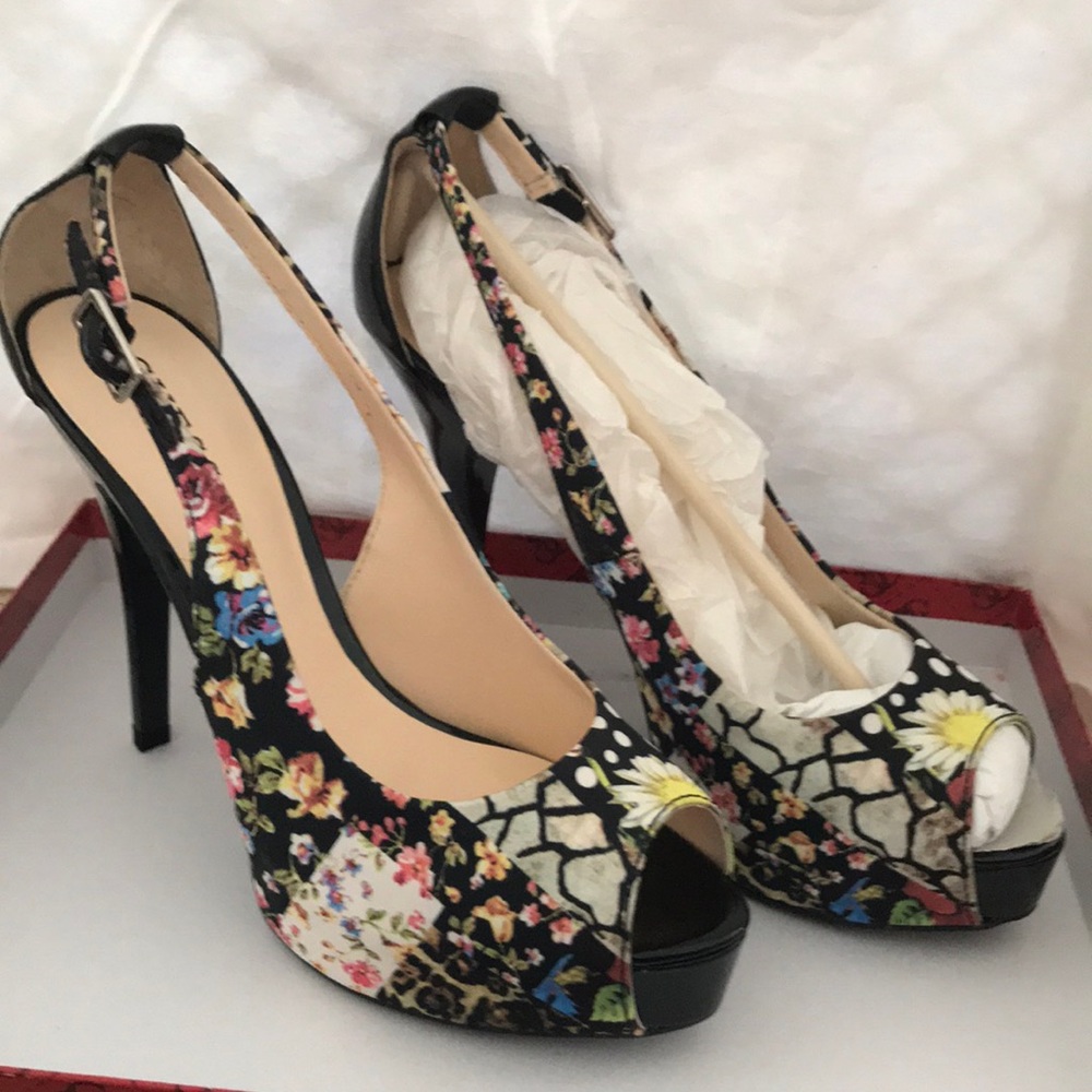 Guess Hondo2 black multi color flowers Satin hidden platform open toe 8.5 NWB
